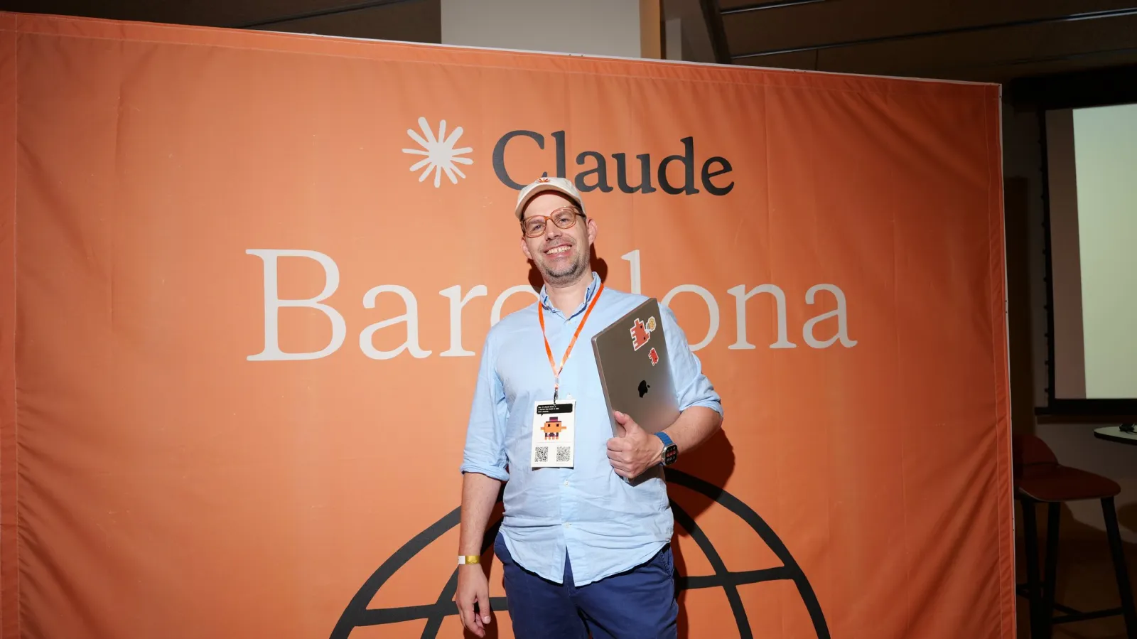 Florian Steiner vor der Claude-Barcelona-Wand im Claude Community House